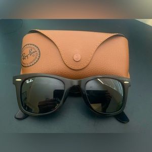 Like new Rayban Wayfarer, black with original case and lens cleaning cloth